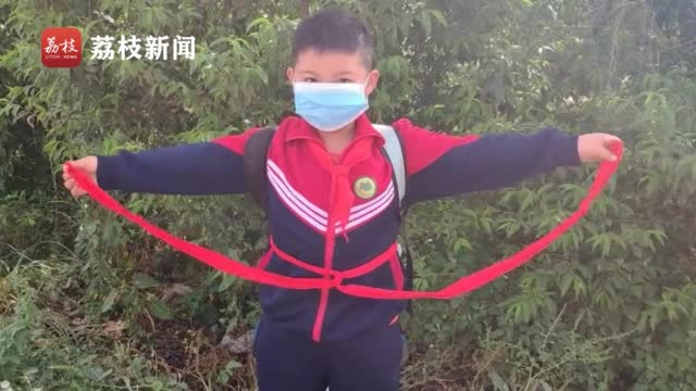 呼和浩特学生装调整，腰间绳带偏长引发安全与规范探讨