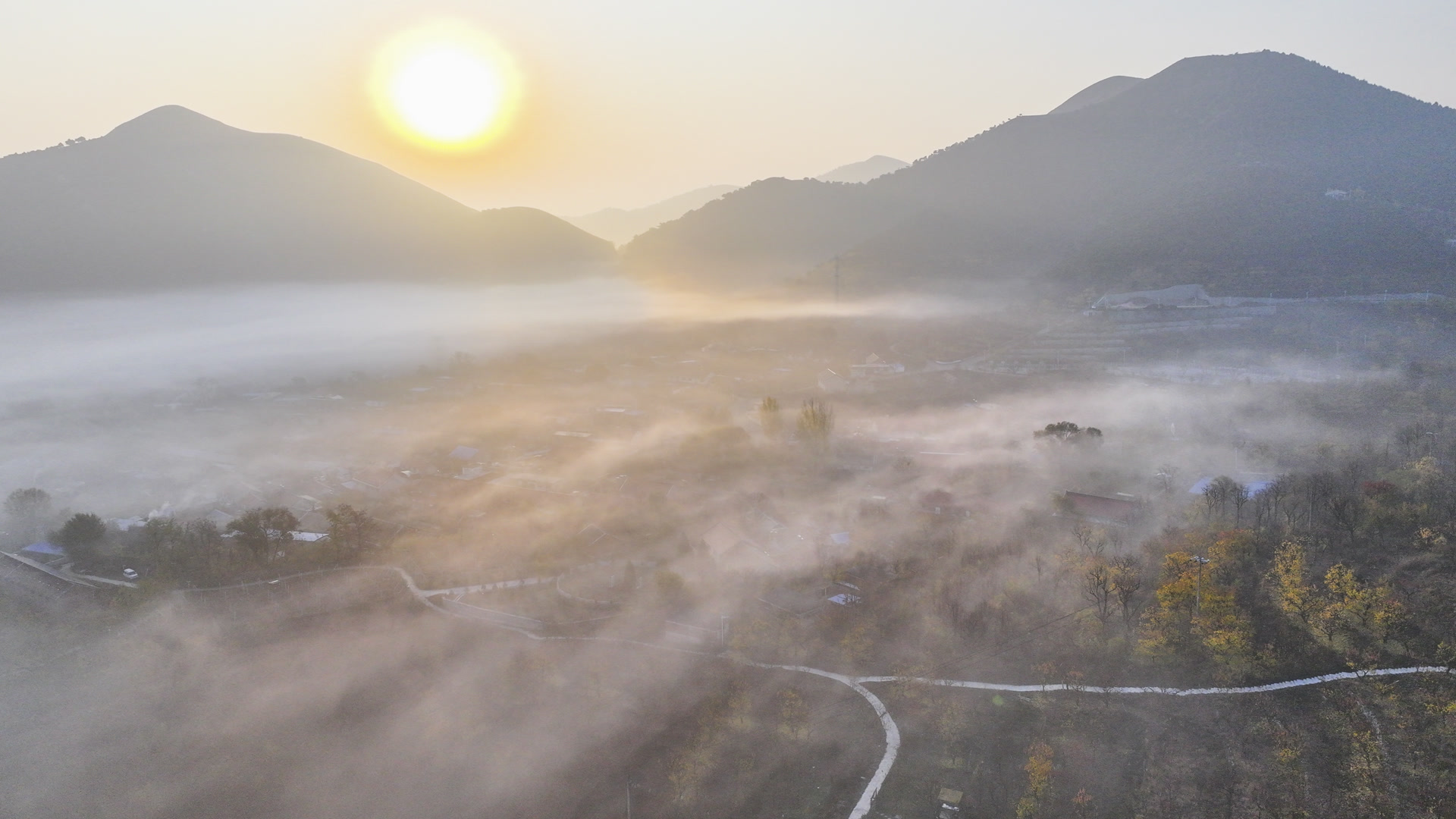 河北遵化山村冬晨雾霭缭绕，如画美景诗意盎然