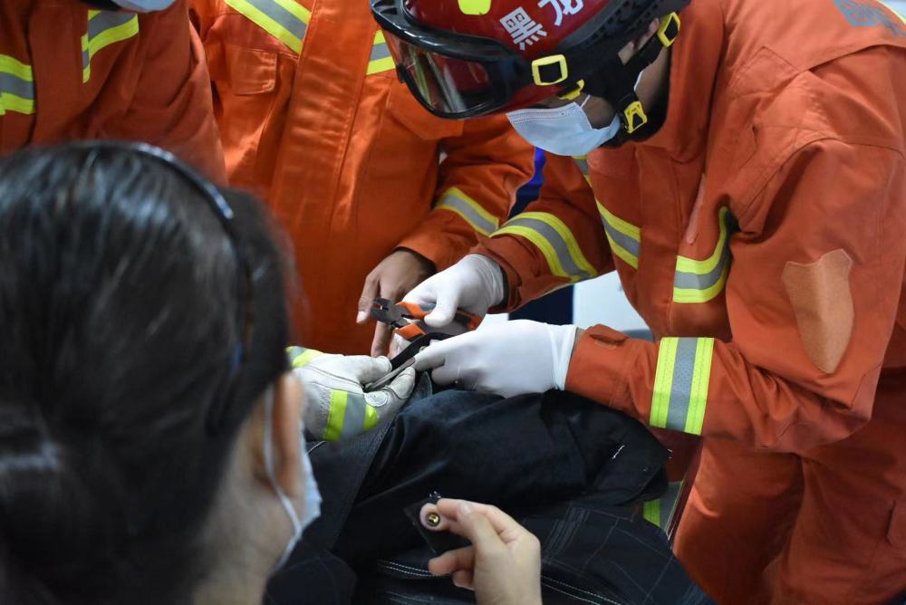 消防守护在身边，女子遭遇刀具意外，消防员紧急救援化身为急诊医生