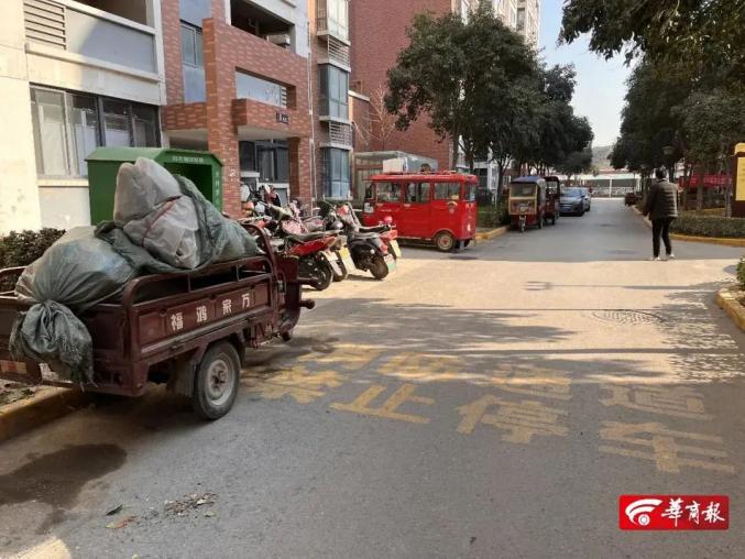 小区安全，轿车停消防通道，民警迅速劝离保障安全