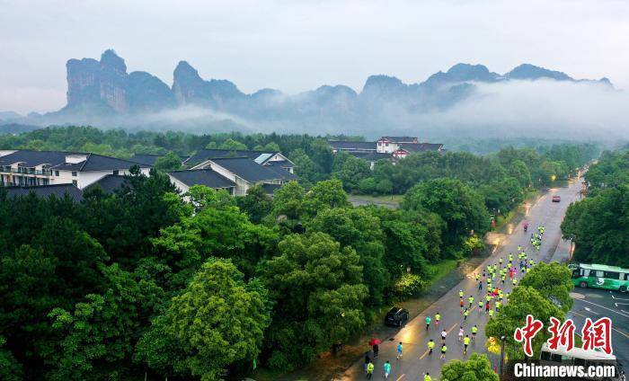 龙虎山小店蝶变，文旅融合与数字技术共绘经济新篇章