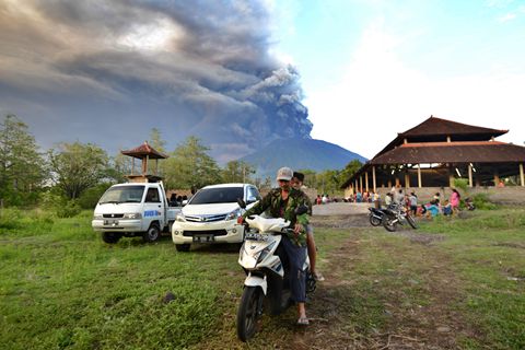 印尼火山喷发致旅游危机，多名中国游客滞留巴厘岛