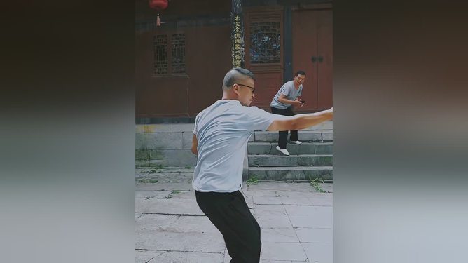 美国男子习武十四载，坚韧毅力铸就中华文化魅力之路——金发渐变黑发