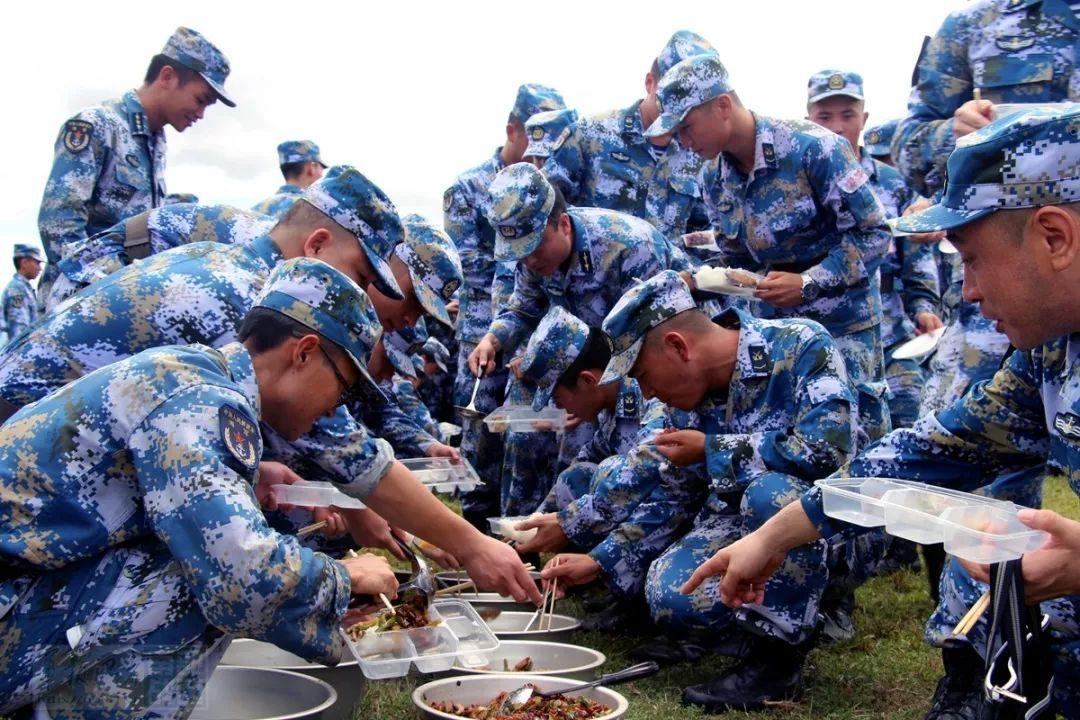 俄军前线餐食展现力量与团结，国防部揭示一线实况