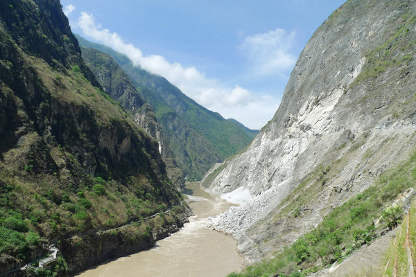 李现虎跳峡举国旗，心灵震撼的壮丽之旅